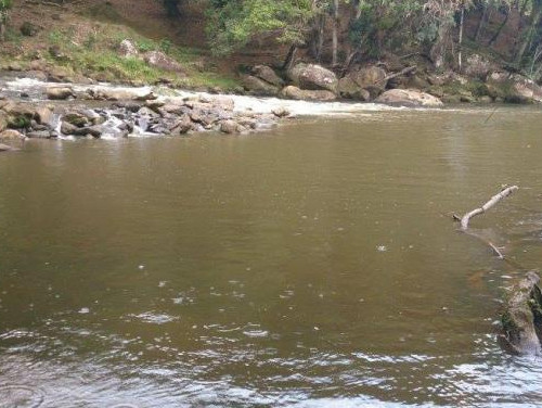 Represa de água doce para nado e pesca