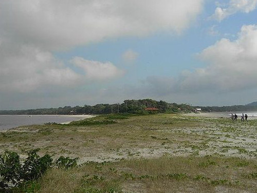 Istmo da Ilha do Mel: O Encontro Mágico Entre Dois Mares