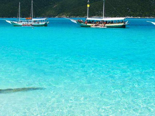 Passeio de Barco em Arraial do Cabo-RJ: Uma Aventura Inesquecível nas Águas Cristalinas